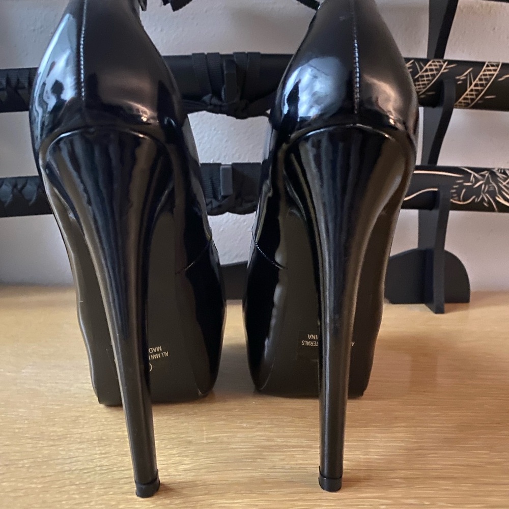 Highest Heels Collection black heels sz 7